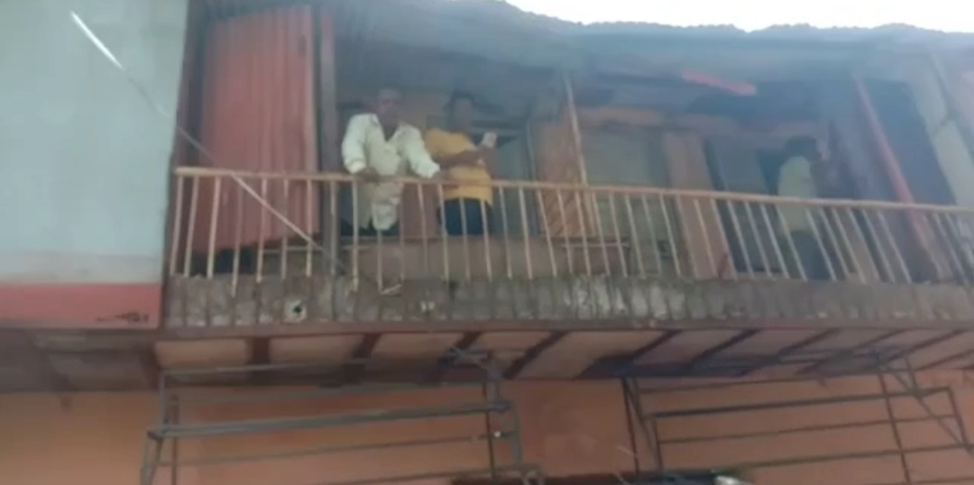 पाचगणी मुख्यअधिकारी यांच्या पत्रानंतर घरामध्ये घुसून रियलस्टेट एजंट हिरवे गुरुजी नावेद लुकमान खान (भाई) (वडाळा) यांच्या गुंडांचा हैदोस पीडित कुटुंब भयभीत पोलिसांन कडुन न्यायाची अपेक्षा