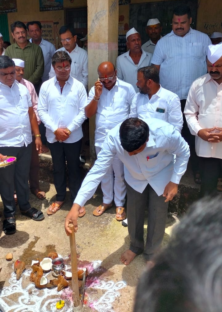 मौजे.कासवंड ता. महाबळेश्वर येथे आज रोजी 14 जून मा.जननायक आमदार मकरंद(आबा) पाटील यांच्या फंडातून आणि जिल्हा मध्यवर्ती बँकेचे विद्यमान संचालक श्री राजेंद्र(शेठ)राजपुरे यांच्या विशेष प्रयत्नातून मंजूर झालेल्या विविध विकासकामांचा भूमिपूजन सोहळा आज कासवंड येथे श्री राजेंद्र शेठ राजपुरे यांच्या शुभ हस्ते संपन्न झाला.