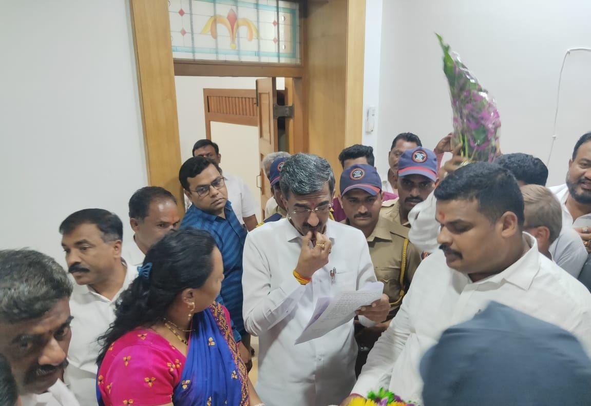 मौजे दांडेघर गाव विकले आहे असे भासवून पूनम कांबळे यांना बदनाम करणाऱ्या ची चौकशी करून अहवाल सादर करा सातारा पालकमंत्र्यांचे पोलीस अधीक्षकांना आदेश.