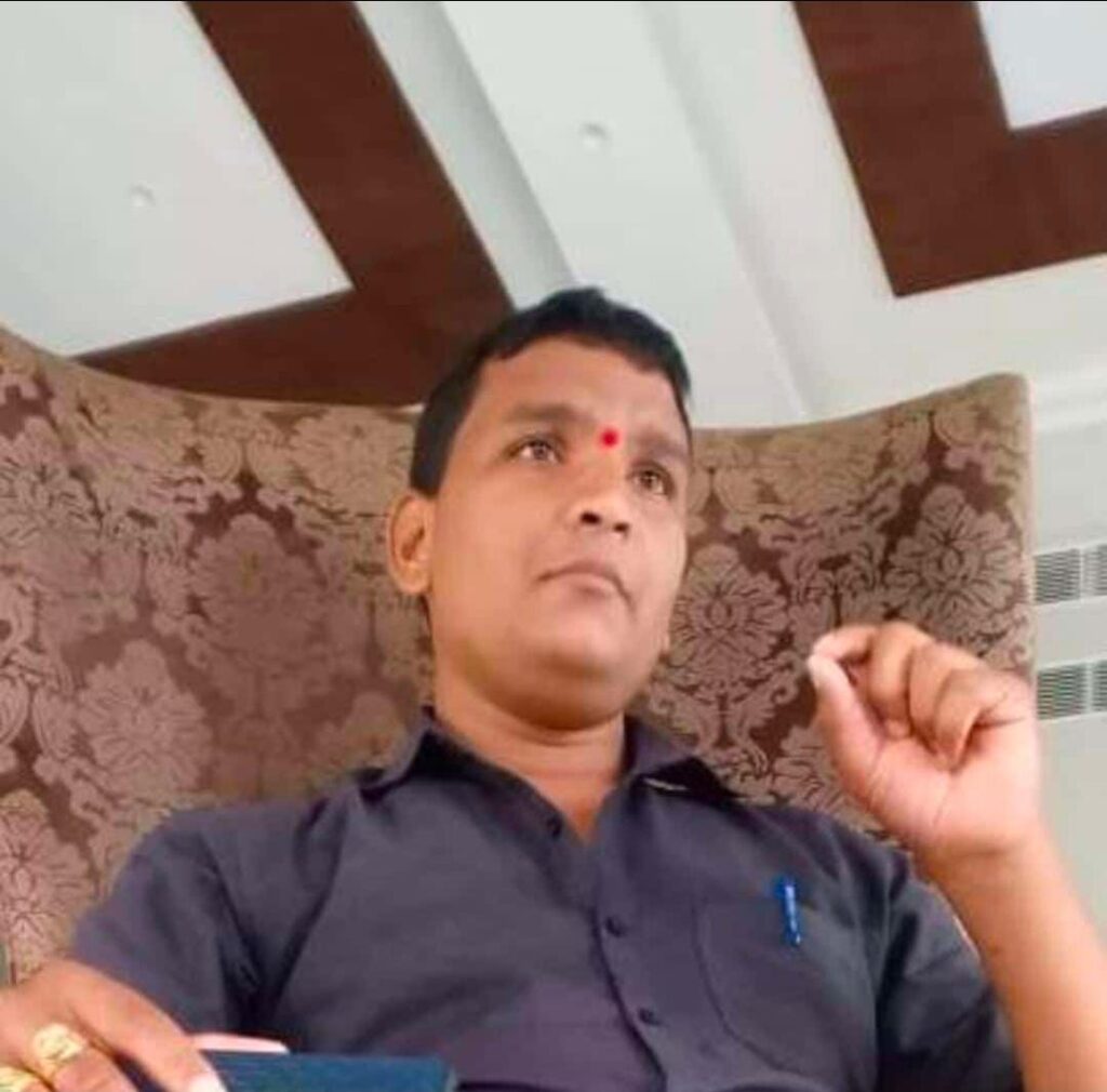 <em>तीन अपत्य असल्याची माहिती शासनापासून लपूऊन गरजूंना आपल्या हक्कापासून वंचित ठेवणाऱ्या शिक्षकाला लवकरच बेनकाब करणार, अनमोल कांबळे</em>.