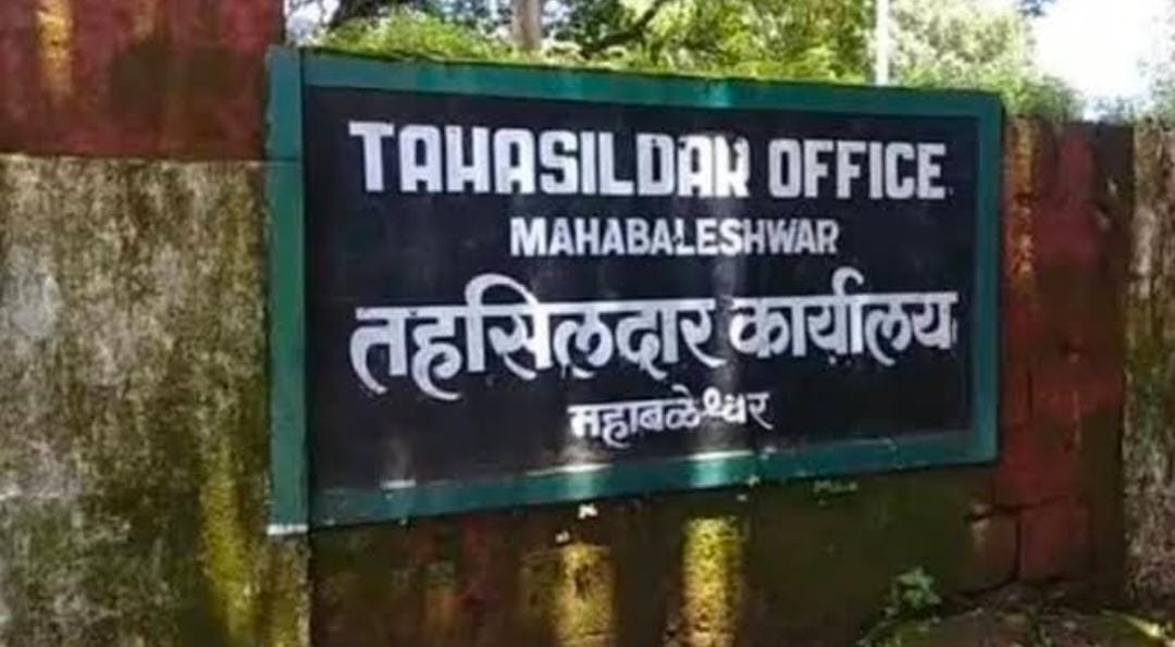 लढा महाराष्ट्राच्या 15 डिसेंबर च्या बातमीचा दणका कानाडोळा केलेल्या महसूल यंत्रणेला जाग आंब्रळ गावा मध्ये सर्वे नंबर 35/2 मध्ये तहसीलदारांन कडून जे सी बी सील.