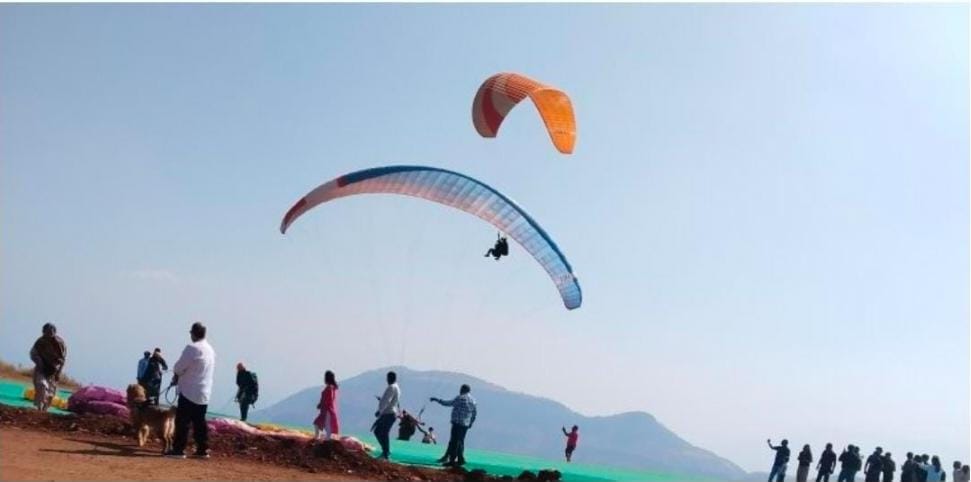 पॅराग्लायडिंग करत असताना हरणेस घालण्याच्या माध्यमातून अश्लील प्रकार वाढले मौजे दांडेघर येथील सर्वे नंबर 10/ मधील प्रकार पोलीस अधीक्षक समीर शेख स्वतः कारवाई करणार का ? याकडे लक्ष,