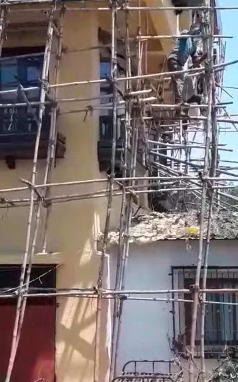 माझ्या पतीच्या नावे असणाऱ्या बेकायदेशीर राजवाड्याची बातमी तु फॉरवर्ड केल्यास तुझ्यावरती विनयभंगा सह ॲट्रॉसिटी दाखल करेन आशोक भिलारे यांना धमकी पुस्तकाचे गाव मानले जाणाऱ्या भिलार ग्रामपंचायतील सदस्याचा अजब कारभार