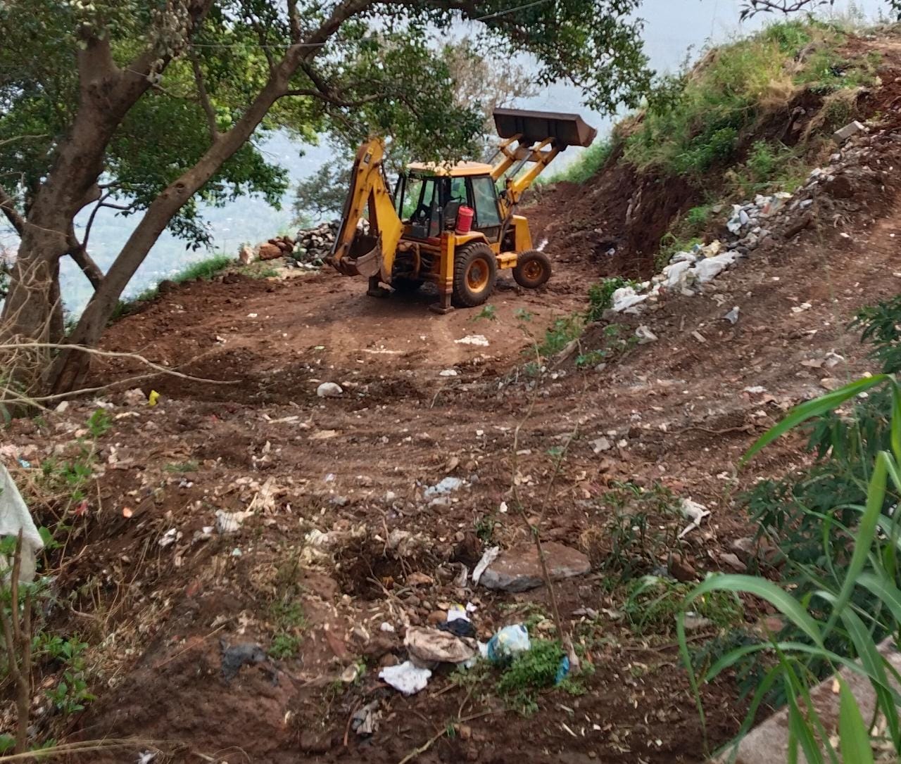 मैं सिधा मुंबई बात करता हु कौन कलेक्टर मेरा सब बात हो गया है तहसीलदार ऑफिस के साथ म्हणत मुंब्रातिल भाईची मौजे दांडेघर येथील शरदभंग जागेत भाईगिरी, जिल्हाधिकाऱ्यांच्या आदेशाला मात्र केराची टोपली, प्रचंड प्रमाणात उत्खनन आणि वृक्षतोड