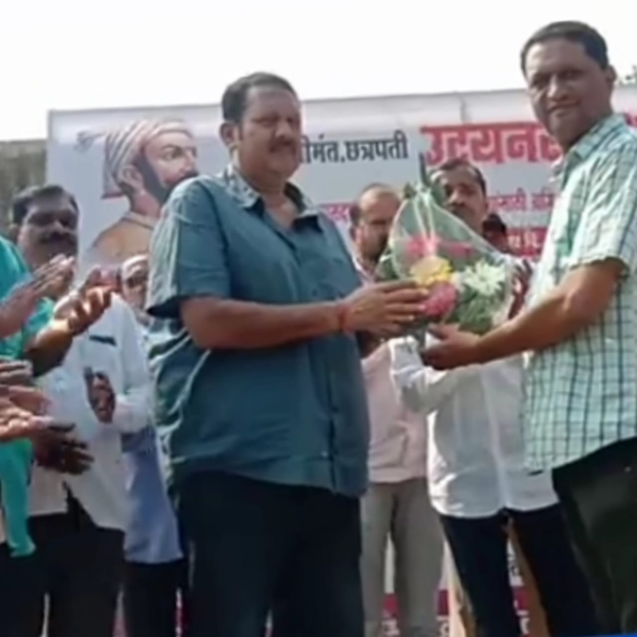 वनवे तलाठी यांच्या पंचनाम्याने महसूल यंत्रणेला खडबडून जाग महाबळेश्वर तहसीलदारांची मौजे आमशी येथील सर्वे नंबर 20/1/22/2/ मध्ये दंडात्मक कारवाई तर इतर तलाठ्यांनी देखील वनवे तलाठी यांचा आदर्श घ्यावा,