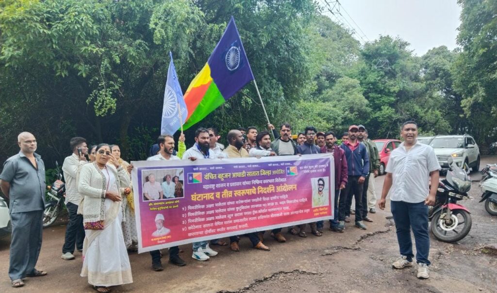 अक्षय भालेराव हत्याकांड प्रकरणी महाबळेश्वर तहसील कार्यालया वरती जन आक्रोश निदर्शने करत हम शर्मिंदा है तेरे कातिल जिंदा है म्हणत शासन यंत्रणेचा आंदोलकांकडून निषेध