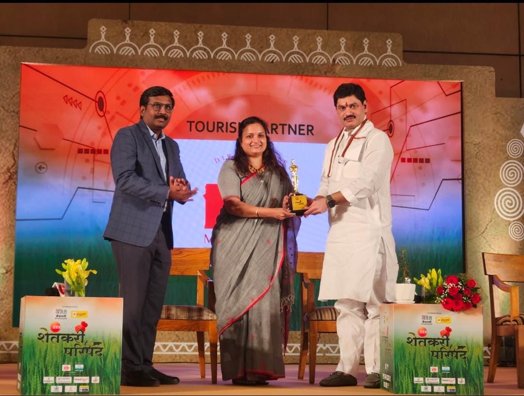 पुणे येथील झी 24 तास शेतकरी परिषद आयोजित कृषी पर्यटन या विषयावरती पुणे पर्यटन संचालनालयाच्या प्रमुख सुप्रिया करमरकर (दातार) यांनी मार्गदर्शन केल्याप्रकरणी झी 24 तास कडून मंत्री महोदयांच्या उपस्थितीमध्ये सन्मान,.