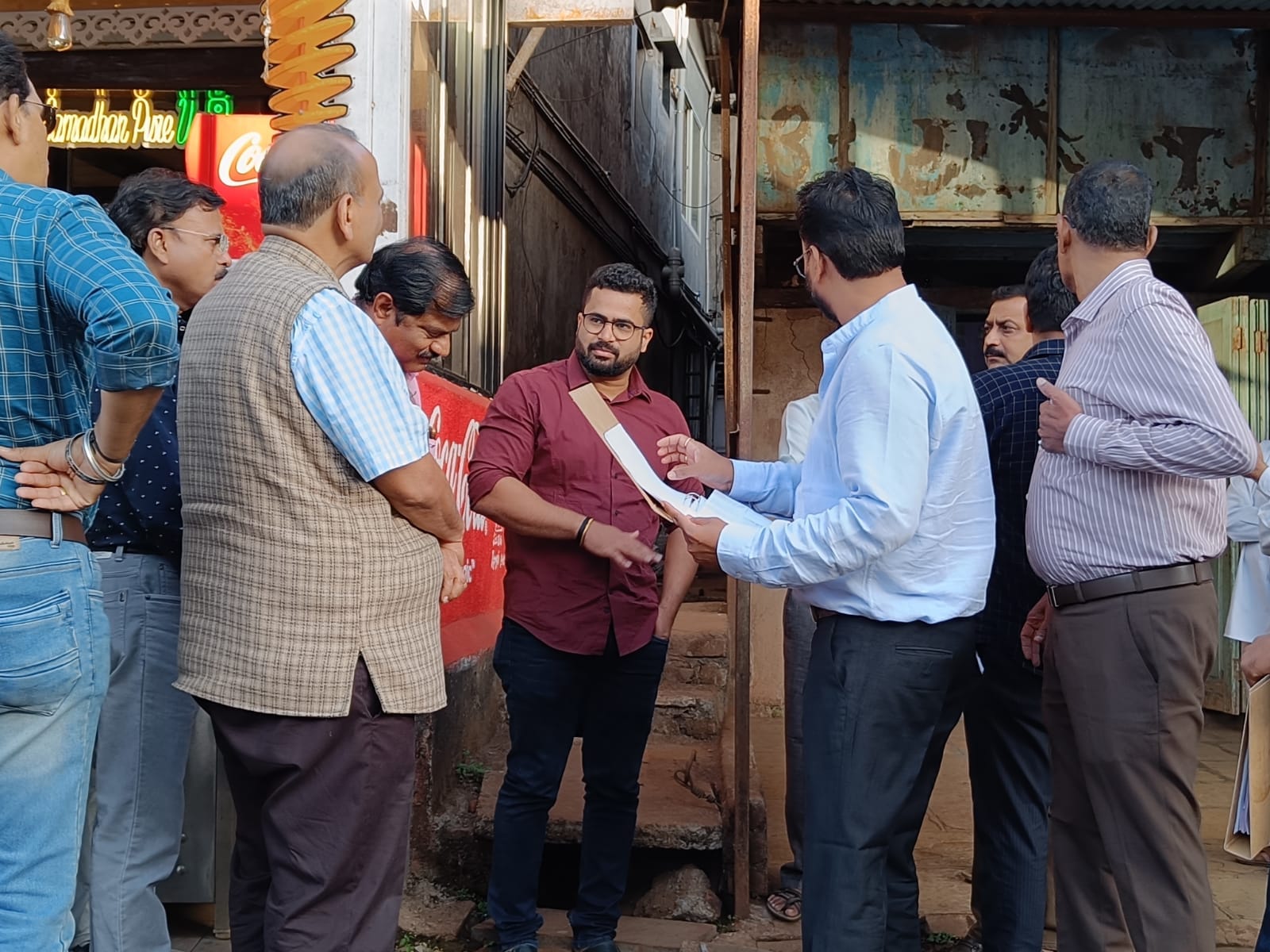 पाचगणी नगरपालिकेचे मुख्याधिकारी निखिल जाधव यांच्या मार्गदर्शनामुळे आम्हाला आदर्श वंत अधिकारी मिळाले कर्मचाऱ्यांसह पाचगणी करांकडून निखिल जाधव यांच्या कामाचे कौतुक