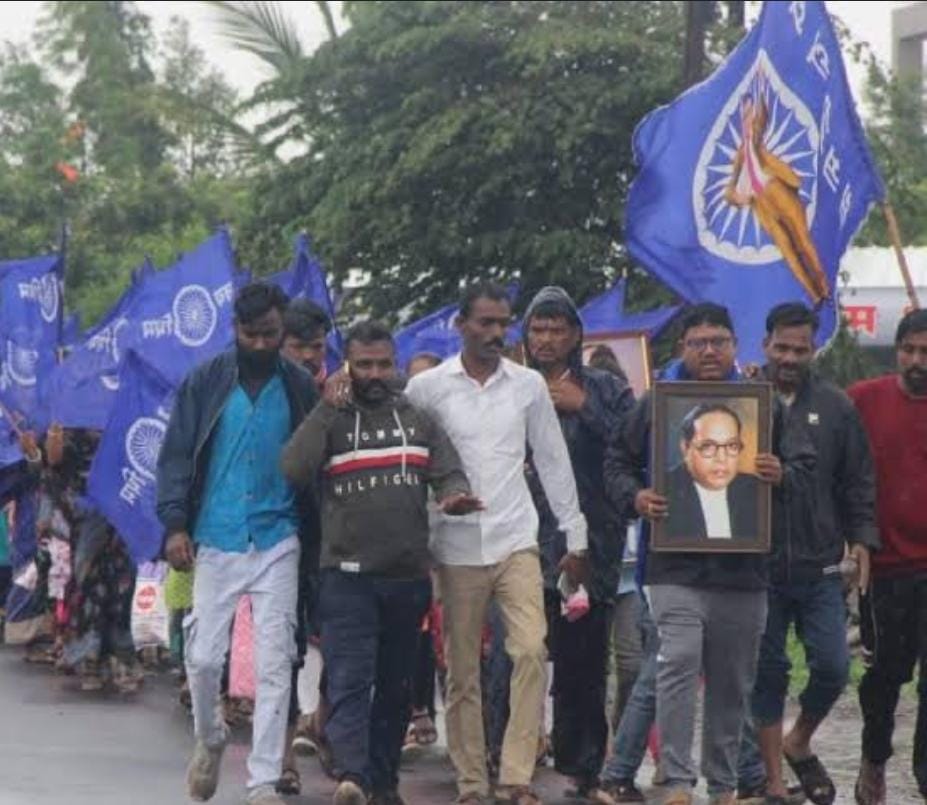 ज्यांनी भारत देशाचे संविधान लिहिले ज्यांच्या संविधानावरती संपूर्ण देश चालतो त्याच भारत देशाचे संविधान निर्माते डॉ बाबासाहेब आंबेडकर यांच्या नावाला विरोध होणे योग्य आहे का?