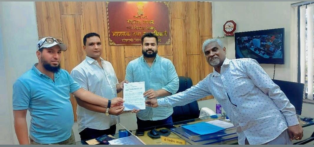 हॉन्ड्री जोसेफ अनमोल कांबळे इम्रान क्षिरसागर व इतर सहकाऱ्यांनी निवेदन देताच मुख्याधिकारी निखिल जाधव यांच्ये आश्वासन येत्या आठ दिवसात पाचगणी खड्डे मुक्त होईल,