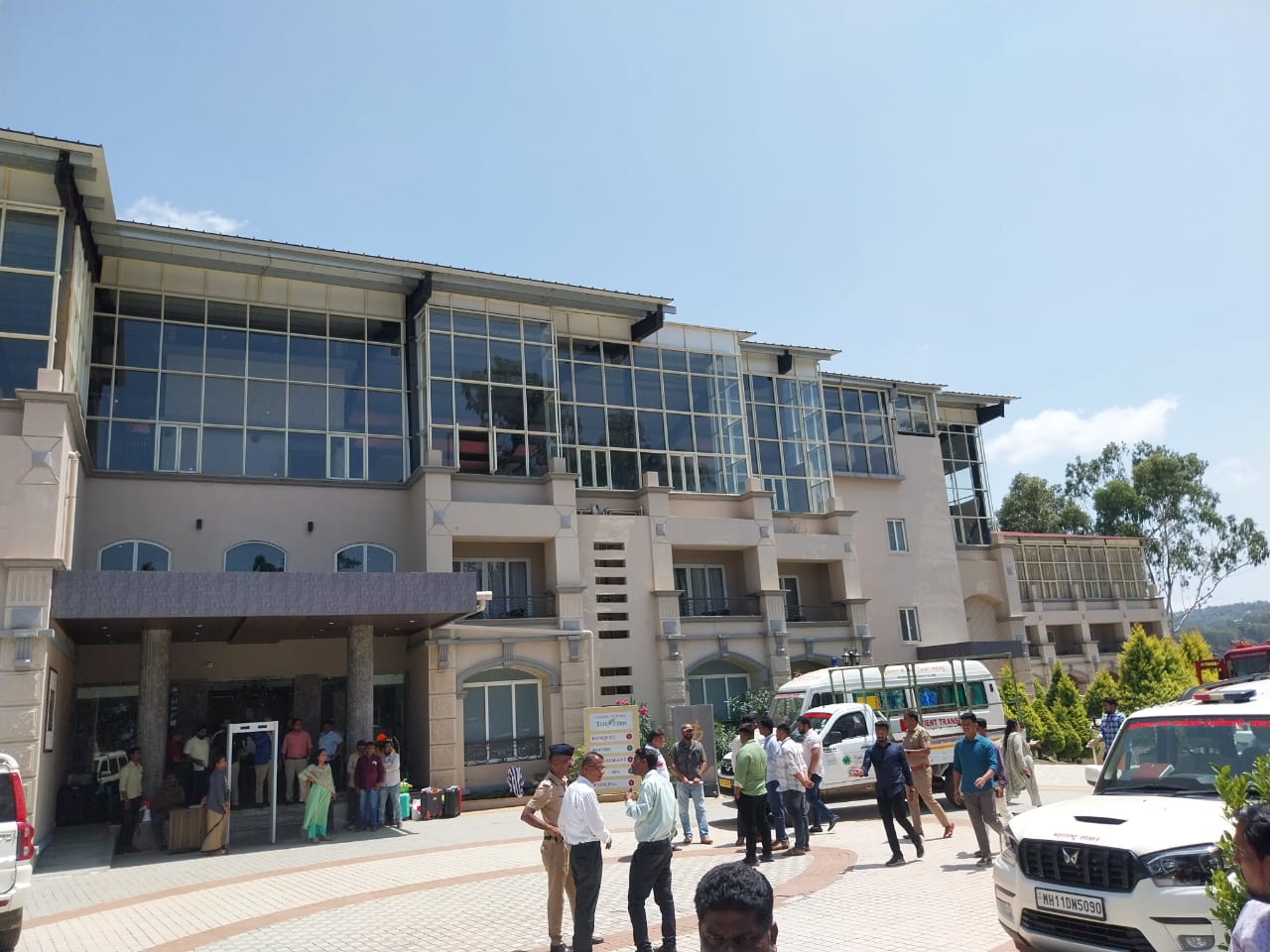 पाचगणी मुख्याधिकारी निखिल जाधव ॲक्शन मोडमध्ये हॉटेल द फन ला मुख्याधिकाऱ्यांचा दे धक्का मुख्याधिकारी हॉटेल सील करण्याच्या तयारीत