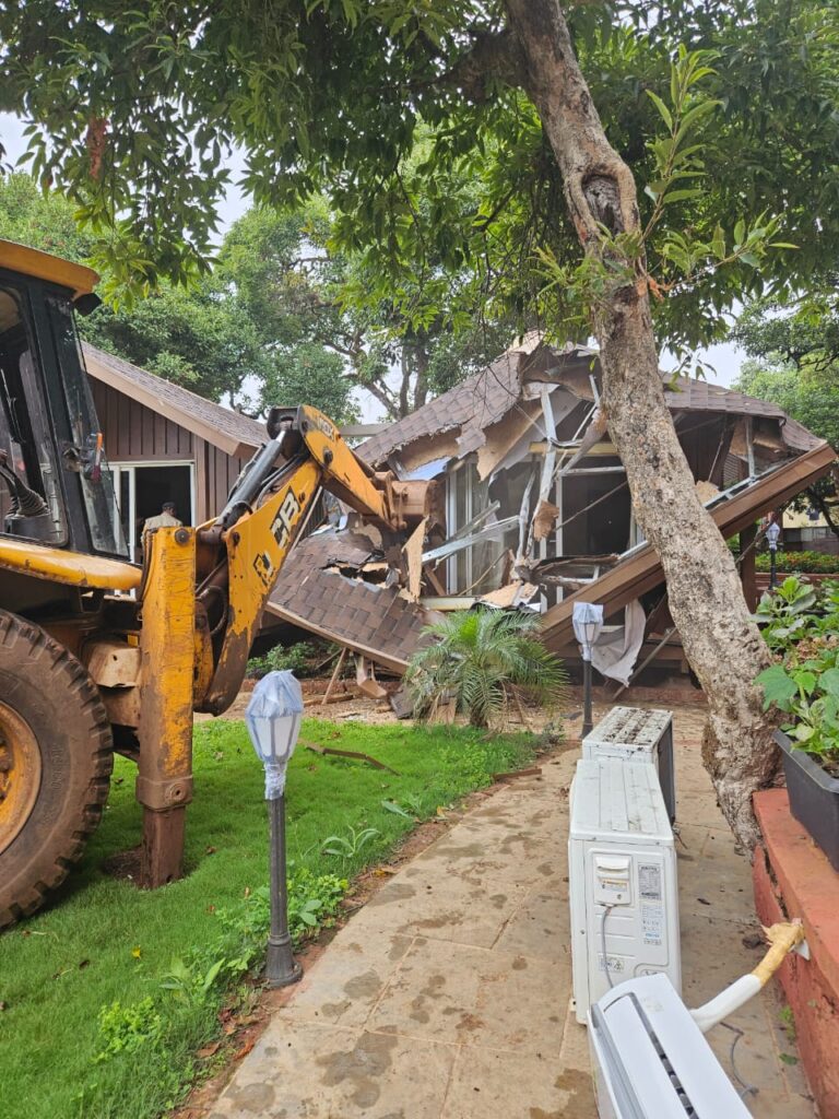 पोशो कार अपघात प्रकरणातील अग्रवाल कुटुंबाच्या नावे असणाऱ्या एम पी जी क्लब महाबळेश्वर मधील उभारलेल्या अनाधिकृत टेंड वरती सातारा जिल्हा प्रशासनाचा अखेर हातोडा,