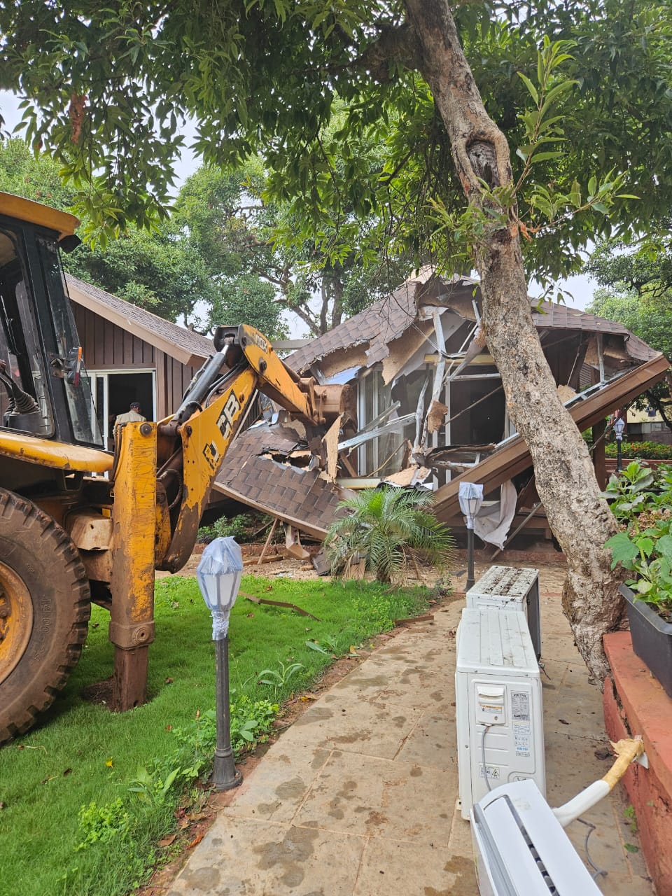 पोशो कार अपघात प्रकरणातील अग्रवाल कुटुंबाच्या नावे असणाऱ्या एम पी जी क्लब महाबळेश्वर मधील उभारलेल्या अनाधिकृत टेंड वरती सातारा जिल्हा प्रशासनाचा अखेर हातोडा,