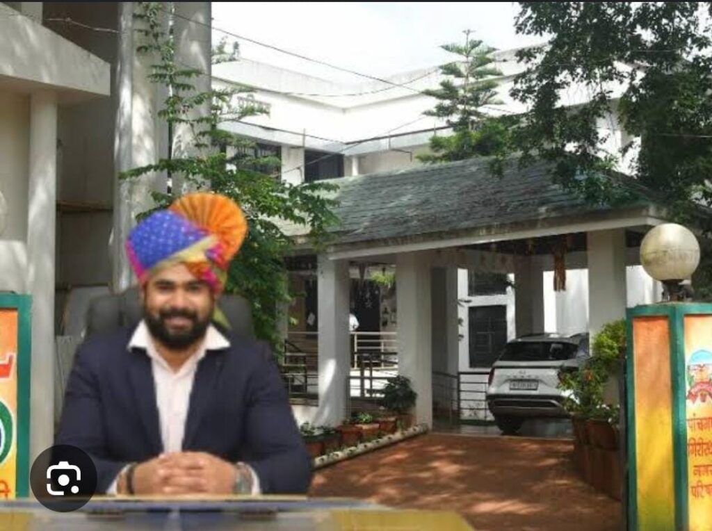 पाचगणी नगरपालिकेचे कर्तव्यदक्ष मुख्याधिकारी निखिल जाधव है सफाई ठेकेदार असणाऱ्या रुपेश चव्हाण व पार्किंगच्या नावाखाली शासनाच्या डुबलीकेट पावत्या छापणाऱ्या शिराज नावाच्या ठेकेदारावरती कारवाई कधी करणार,? याकडे पाचगणी करांचे लक्ष.,