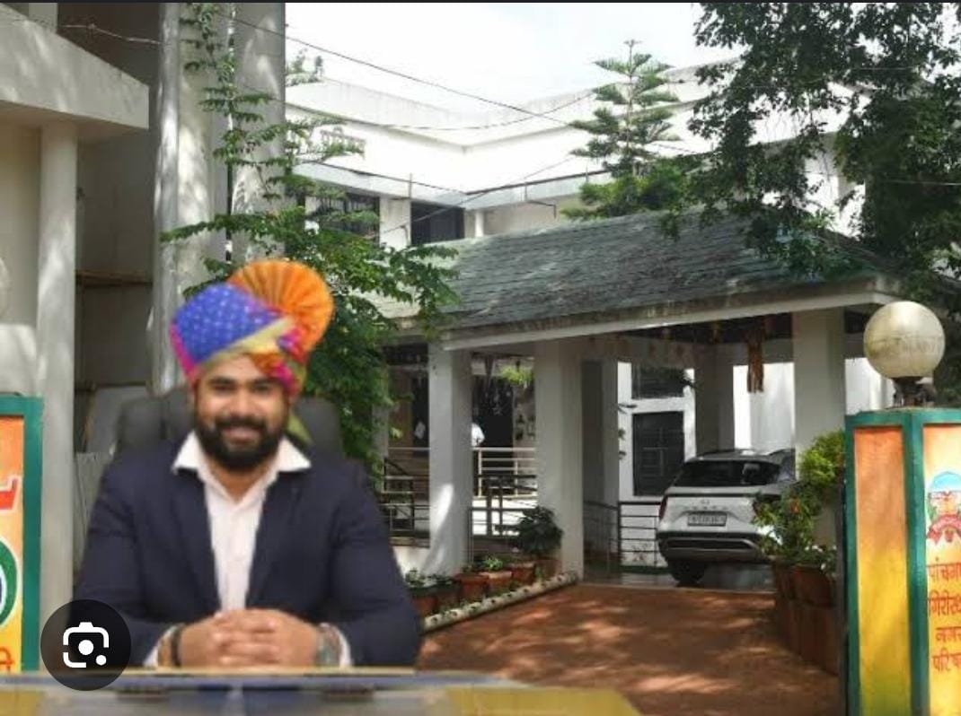 पाचगणी नगरपालिकेचे कर्तव्यदक्ष मुख्याधिकारी निखिल जाधव है सफाई ठेकेदार असणाऱ्या रुपेश चव्हाण व पार्किंगच्या नावाखाली शासनाच्या डुबलीकेट पावत्या छापणाऱ्या शिराज नावाच्या ठेकेदारावरती कारवाई कधी करणार,? याकडे पाचगणी करांचे लक्ष.,