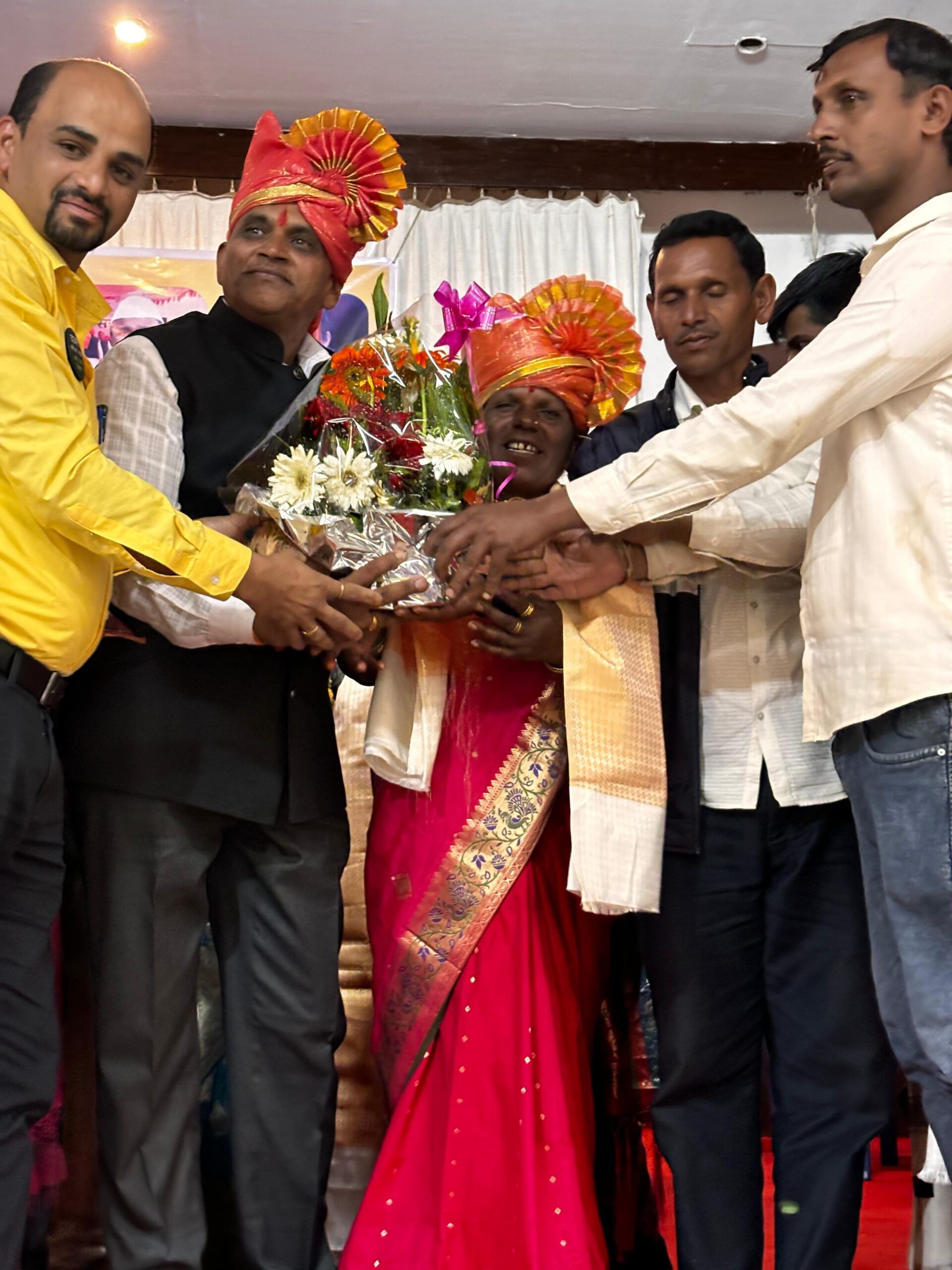 सन्मान एक पिढी नव्हे तर अनेक पिढ्या घडवणाऱ्या शिक्षकाचा भाऊसाहेब गुरुजींच्या निरोप समारंभा वेळी पंचक्रोशीतील आजी-माजी विद्यार्थी भावुक,