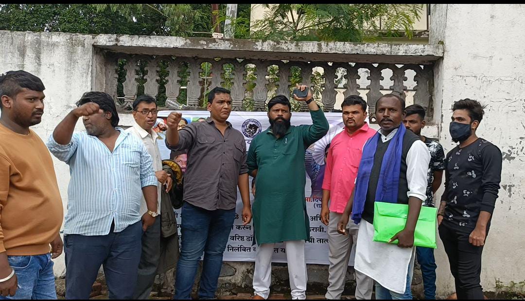 ऑल इंडिया पॅंथर सेनेचे जिल्हाध्यक्ष आदित्य गायकवाड यांनी सातारा जिल्हाधिकारी कार्यालया समोर पुकारलेल्या आंदोलनामध्ये चुकीच्या पद्धतीने शस्त्रक्रिया करणाऱ्या डॉक्टरांवरती निलंबनाच्या कारवाईचे जिल्हाधिकाऱ्यांचे संकेत.