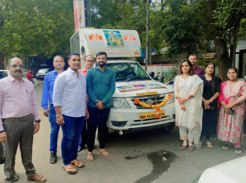 महाराष्ट्र शासन पर्यटन संचालनालयाचे संचालक बी एन पाटील यांच्या मार्गदर्शनाखाली तयार करण्यात आलेल्या आई योजनेच्या प्रचार रथाला उपसंचालक क्षमा पवार यांच्या कडून हिरवाई कंदील..