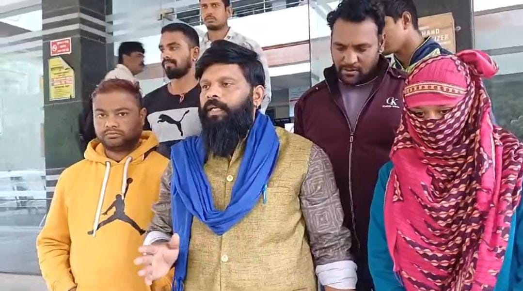 साताऱ्यात लव्ह हिंदू जिहादची पुनरावृत्ती बलात्काराचा गुन्हा दाखल होईल या भीतीने पहिलं लग्न करून दहा दिवसातच दलित मुलीला सोडचिट्टी घेण्याकरिता दमदाटी एस पी साहेब पीडीतेला न्याय द्या पॅंथर सेना जिल्हाध्यक्ष आदित्य गायकवाड