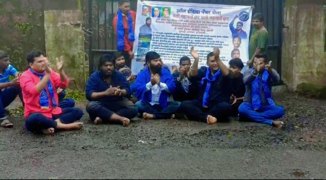 महाबळेश्वर तहसीलदारांच्या ढसाळ कारभाराच्या विरोधात ऑल इंडिया पॅंथर सेनेचे तहसीलदार कार्यालयावरती ढोल बजाव आंदोलन.