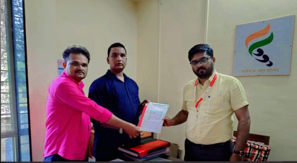 विधानसभा निवडणुकीच्या तोंडावरती महाबळेश्वर तहसील कार्यालयामध्ये क्लार्क असणाऱ्या कौस्तुभ भोकरेला मतदान फोडण्यासाठी प्रशासन अभय कुणाच्या आशीर्वादाने देतय अनमोल कांबळे आशिष मोरे  यांची पत्राद्वारे प्रांताधिकार्‍यांकडे मागणी.