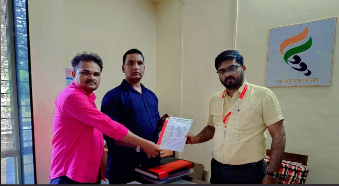 विधानसभा निवडणुकीच्या तोंडावरती महाबळेश्वर तहसील कार्यालयामध्ये क्लार्क असणाऱ्या कौस्तुभ भोकरेला मतदान फोडण्यासाठी प्रशासन अभय कुणाच्या आशीर्वादाने देतय अनमोल कांबळे आशिष मोरे यांची पत्राद्वारे प्रांताधिकार्यांकडे मागणी.