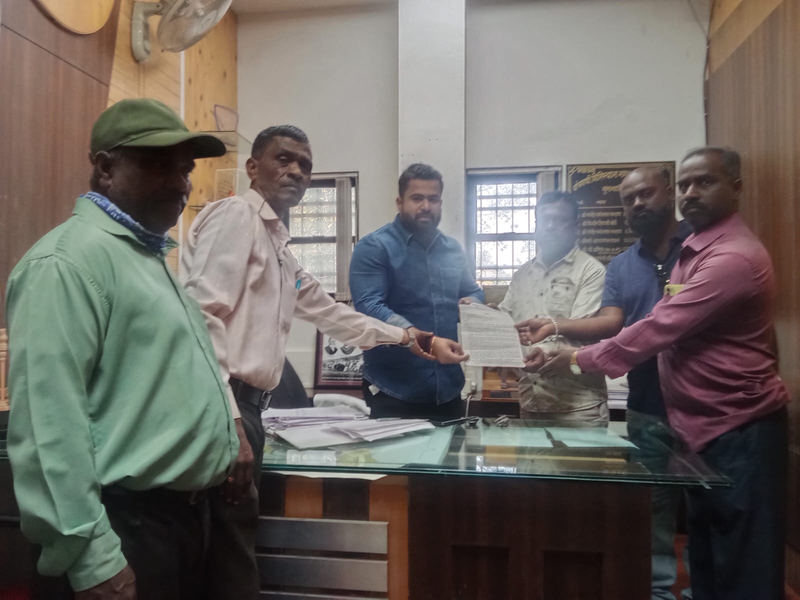 रंजन कांबळे जॉन जोसेफ दिलीप सपकाळ यांच्या निवेदनानंतर मुख्याधिकारी निखिल जाधव ॲक्शन मोडमध्ये सिद्धार्थ नगर मधील सर्व रखडलेली विकास कामे मार्गे लावणार..!