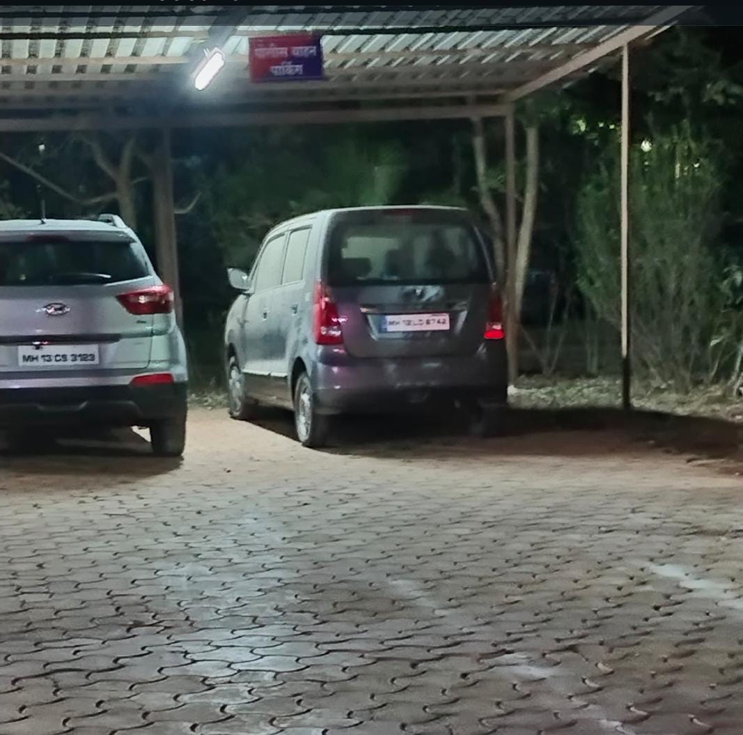 शिक्षिका अत्याचार प्रकरणी आरोपी असणाऱ्या PI सतीश पवार याची कार पाचगणी पोलीस पार्किंग मध्ये आलिशान थाटात उभी इतर आरोपींच्या गाड्या मात्र कडकडीत उन्हात धुळ खात.