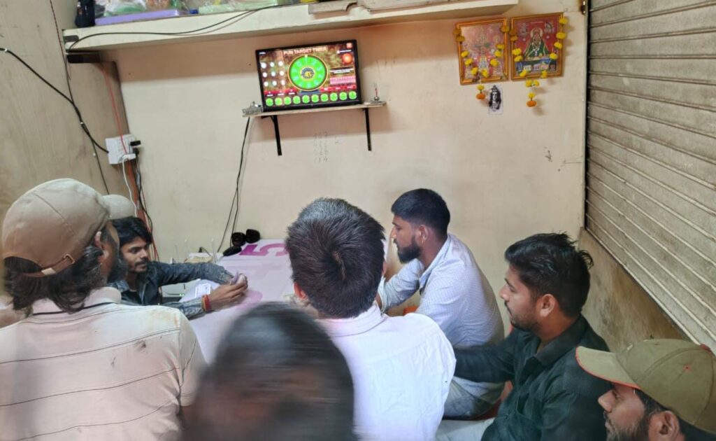 पाचगणी शहरात पोलिसांच्या चोरून  कष्टकऱ्यांना जुगार चक्री मटका माफियांचा विळखा साताऱ्यातील चक्री माफीयांचे धागेद्रोरे अखेर पाचगणी शहरापर्यंत माफियांवरती पोलीस कारवाई कधी करणार..?