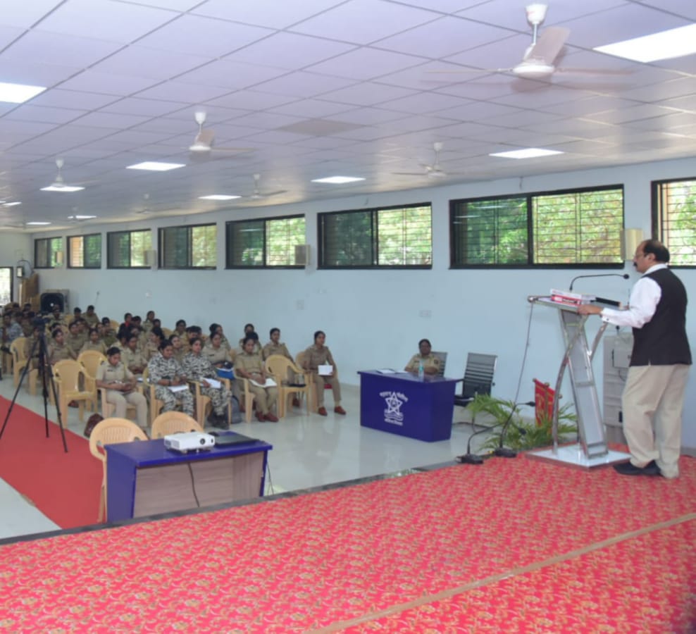 गोंदिया येथील पोलीसांना नवीन कलमांन विषयी माहिती करून देणारे ॲड विकास पाटील शिरगावकरांचे व्याख्यान राज्यभर गाजले..!