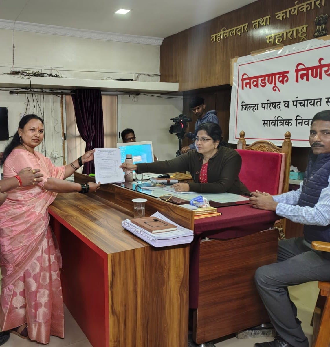 महाबळेश्वर पंचायत समितीच्या भिलार पंचायत समिती गण मध्ये आज अर्ज भरण्याच्या दुसऱ्या दिवशी सौ पूनम निलेश गोळे यांच्याकडून उमेदवारी अर्ज दाखल. माझं काम विचार आणि धाडस हेच माझं शक्तिप्रदर्शन….!