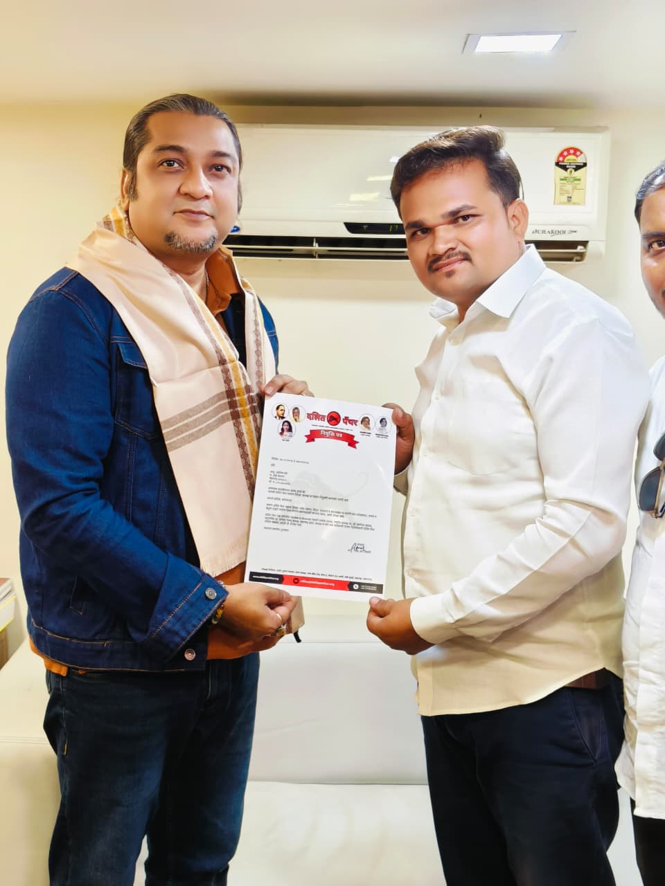 दलित पँथर चा झंजावात घुमणार आता साताऱ्यात दलित पॅंथर संघटनेच्या जिल्हाध्यक्षपदी आशिष मोरे यांची नियुक्ती डॉ स्वप्नील ढसाळ यांची मुंबईमध्ये घोषणा