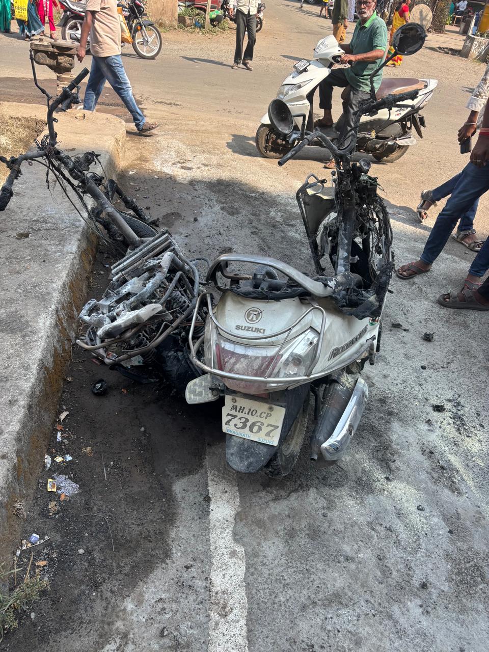 सांगली न्यायालयात दोन वाहने जळाली सुरक्षा यंत्रणा कार्यरत होती का ? जिल्हाधिकाऱ्यांनी सुरक्षतेचे आदेश का काढले नाहीत? कोल्हापूर खंडपीठात ॲड विकास बा पाटील शिरगावकर  यांच्याकडून याचिका दाखल.!