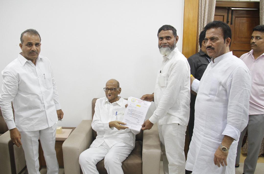 राष्ट्रवादी काँग्रेस अल्पसंख्यांक विभागाच्या जिल्हाध्यक्षपदी पुन्हा शफीक शेख यांची निवड कार्यकर्त्यांमध्ये आनंदा सह नाराजीचाही सूर प्रामाणिक काम करून पक्षाने काही दिले नाही शफीक शेख मात्र निष्ठेवर ठाम.!