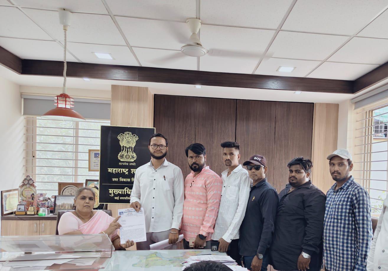 वाई शहरामध्ये फायनल प्लॉट नंबर 1101 व 1107 ब यावरील अतिक्रमण तात्काळ काढा आणि वाई नगर परिषदेतील पाणीपुरवठा अधिकारी जाधव व ठेकेदार तेज ट्रेडर्स यांच्या कामकाजाची चौकशी इथे पंधरा दिवसात करा अन्यथा वाई नगरपरिषद कार्यालयासमोर आंदोलन करु पीपल्स रिपब्लिकन पार्टीच्या वतीने प्रणित मोरे यांचा इशारा.!