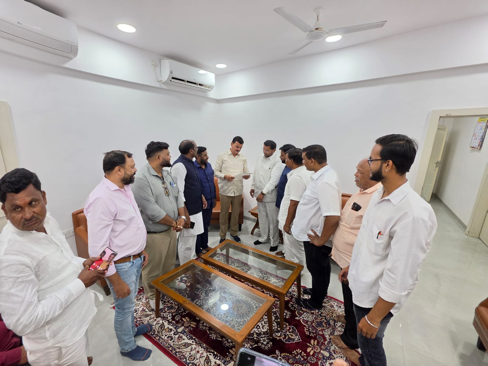 कर्ज माफीचे पैसे तात्काळ शेतकऱ्यांच्या खात्यावरती वर्ग करा जयदीप कवाडे यांची निवेदनाद्वारे शिष्टमंडळासह कृषिमंत्र्यांकडे मागणी कृषिमंत्र्यांचे सकारात्मक उत्तर.!