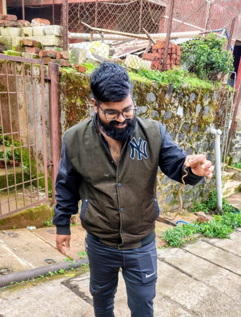 महाबळेश्वर तालुक्यात सर्पमित्र अक्षय गायकवाड कडून हजारो सापांना आतापर्यंत मिळाले जीवनदान वनविभागाने सर्पमित्रांकरिता व्यासपीठ उभारण्याची गरज.!