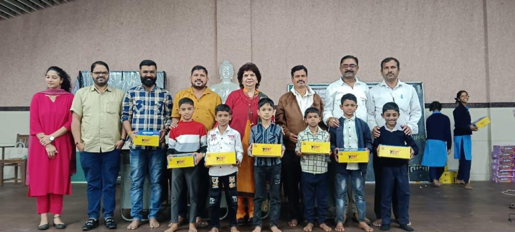 पाचगणीच्या मा: नगराध्यक्ष नगरसेवक लक्ष्मी कराडकर व सहकाऱ्यांच्या माध्यमातून शालेय विद्यार्थ्यांना गरजू साहित्य वाटप.!